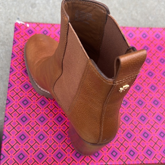 NIB Tory Burch Carson Lug sole 70MM leather ankle boots toasted caramel. - Picture 7 of 8